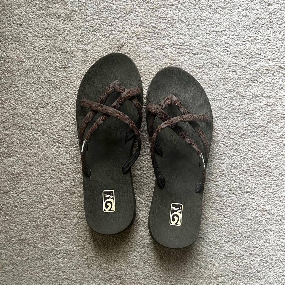 TEVA Mush Olowahu brown sandals flip flops